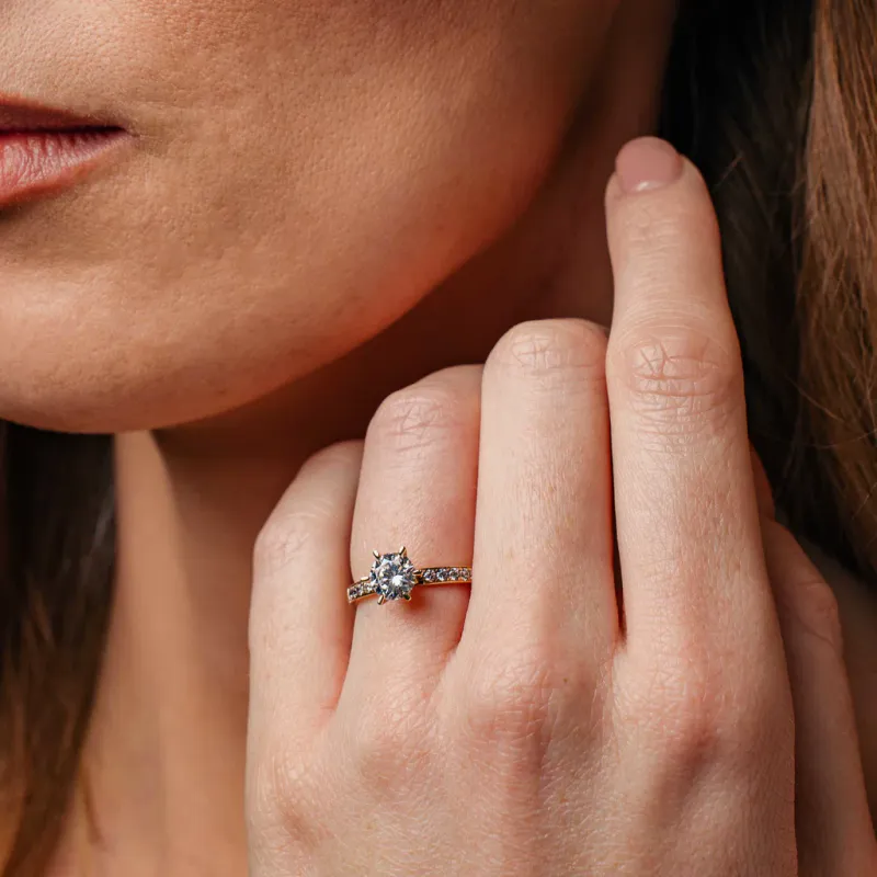Ring THE CROWN 585 gull med LAB grown diamanter 1,20ct VS1