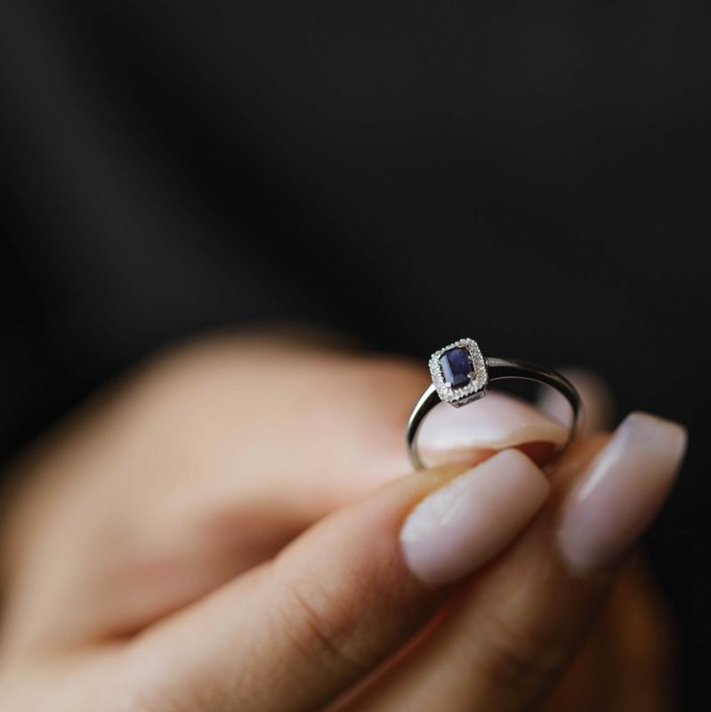 Ring i hvitt gull- safir og diamanter 0,05ct WSI