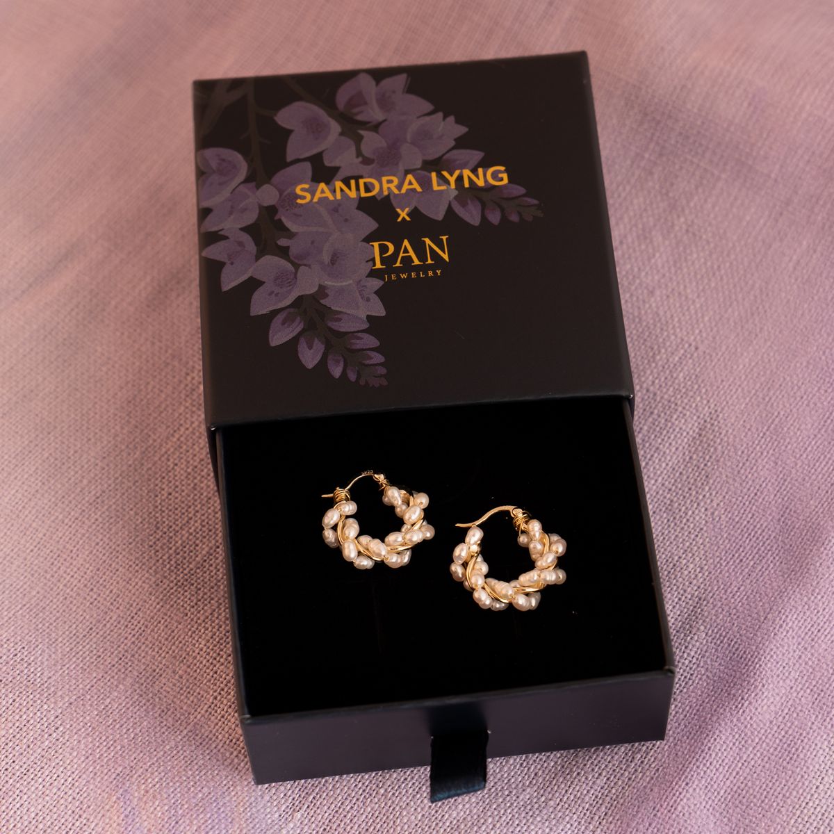 Sandra Lyng 'Perledrøm' øreringer i sølv med ferskvannsperler